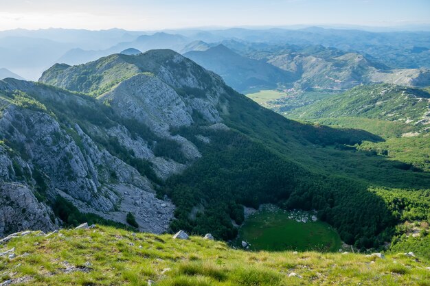 Het schilderachtige uitkijkpunt bevindt zich op de top van een hoge berg.