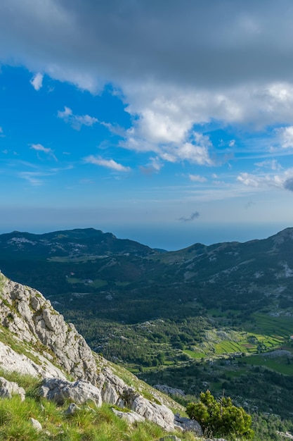 Het schilderachtige uitkijkpunt bevindt zich op de top van een hoge berg