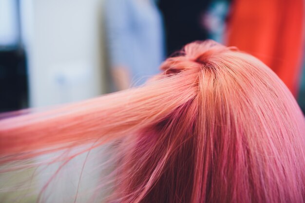 Foto het schilderen van rood van haar in een schoonheidssalon.