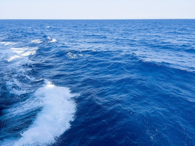 Het schip beweegt snel en je kunt de schuimende golven op het water zien