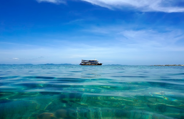 Het schip in het midden van de zee thailand