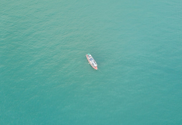 Het schip ligt in het midden van de zee.