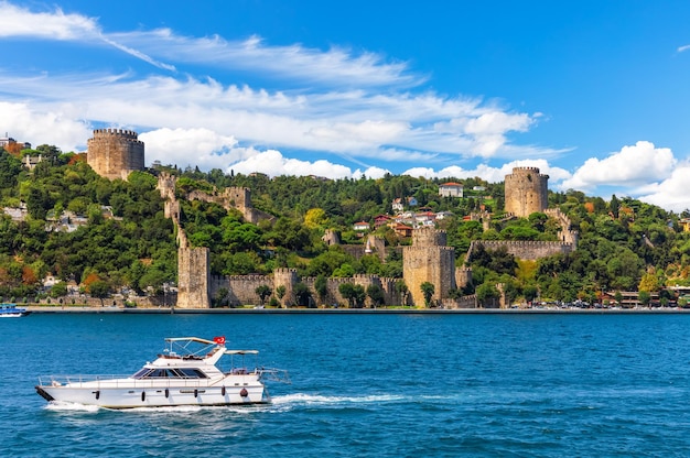 Het schip vaart in de Bosporus zeestraat door Rumeli Hisari kasteel Istanbul