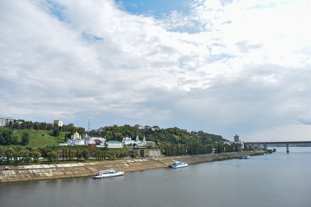 Het schip vaart langs de Oka-rivier. Nizjni Novgorod