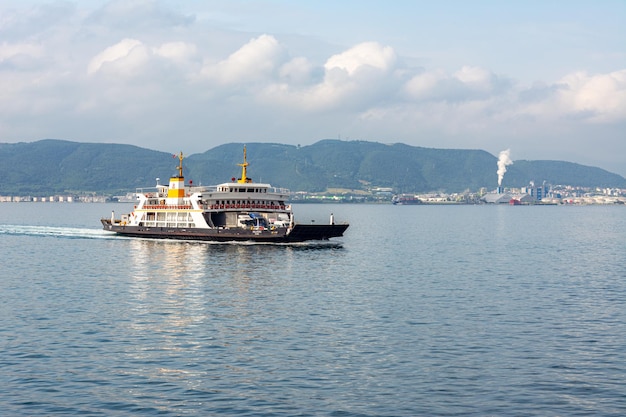 Het schip vaart op de zee en de meeuw cirkelt eroverheen