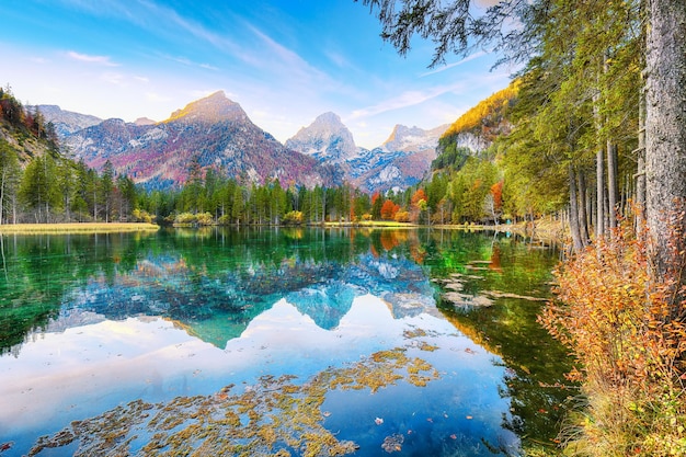 Het schitterende herfstbeeld van de Schiederweiher-vijver