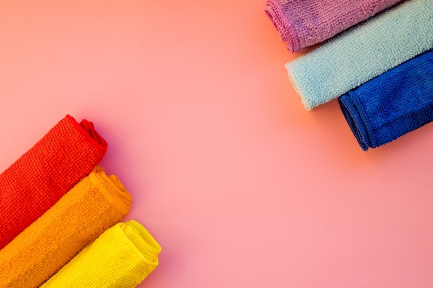 Het schoonmaken van textiel servetten kleurrijke stapel