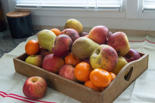 Het seizoensfruit, peren, appels en mandarijnen