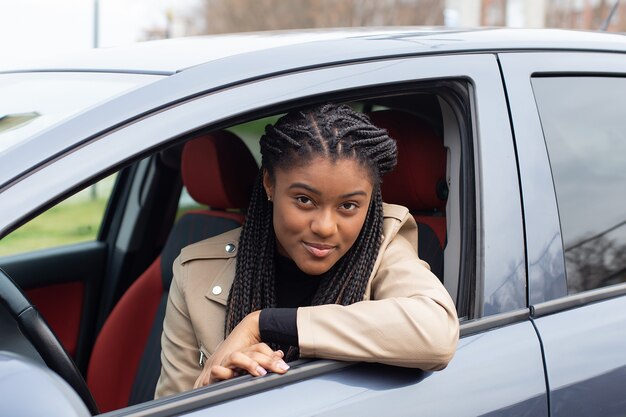 Het serieuze meisje in een auto, Afro-Amerikaans