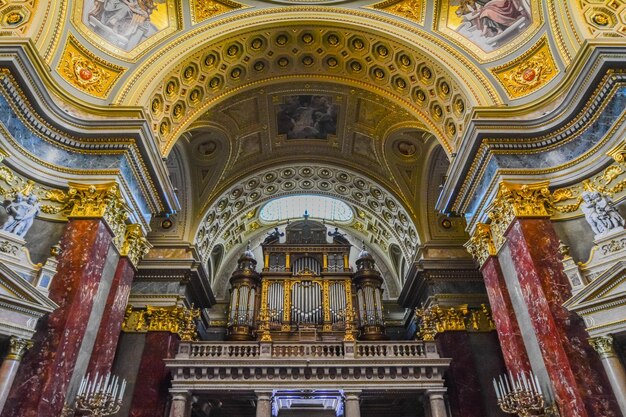 Foto het sierlijke interieur van de sint-stefanusbasiliek in boedapest en het orgel