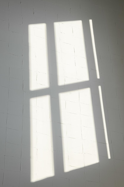 Het silhouet van ramen op de muur gecreëerd door zonlicht dat de kamer binnendrong Slear lijnen