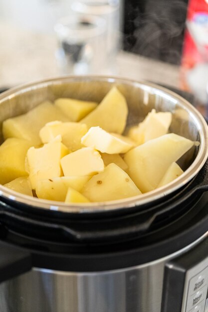 Het slaan van romige aardappelpuree in de moderne keuken