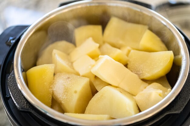 Het slaan van romige aardappelpuree in de moderne keuken