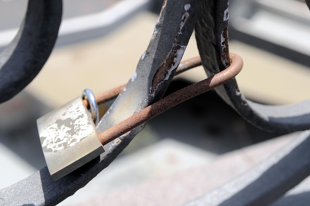 Het slot van een gekleurde metalen minnaar op een brug