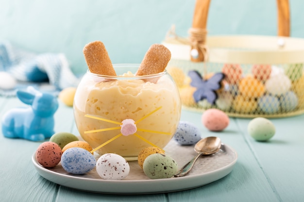 Het smakelijke dessert van de rijstebrij dat van Paashaas met kleurrijke kwarteleitjes wordt verfraaid. Vakantie helthy food concept met kopie ruimte