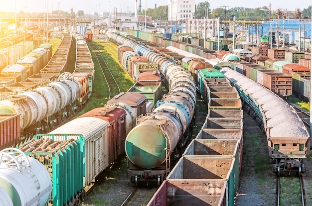 Het sorteren van goederentreinwagons op de spoorlijn tijdens het vormen van de trein.