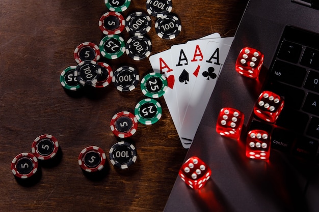 Het spelen van chips rode dobbelstenen en kaarten met azen op een houten achtergrond