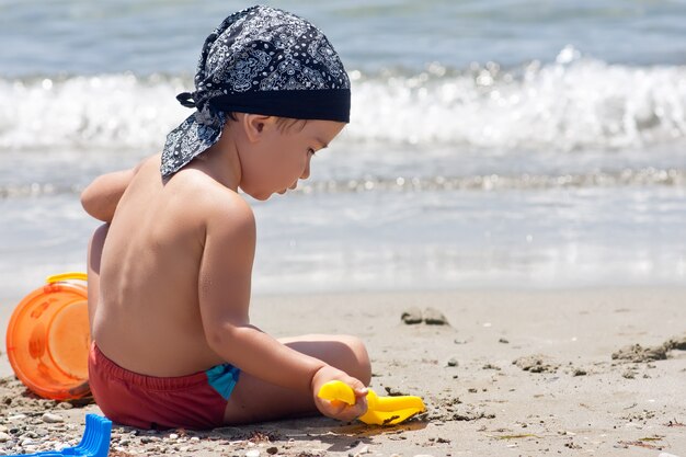 Het spelen van de jongen op het strand