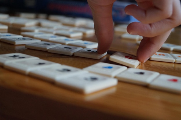 Het spelen van Rummikub spel