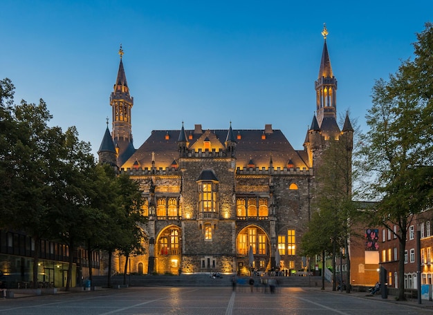 Het stadhuis van de stad Aken op het blauwe uur