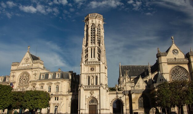 Het stadhuis van het 1e arrondissement van Parijs en de kerk Saint Germain l'Auxerrois