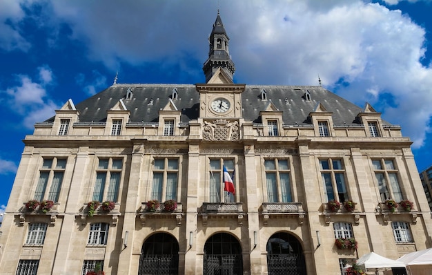 Het stadhuis van Saint Denis op zomerdag Frankrijk