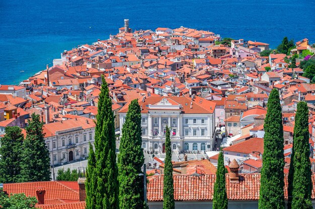 Foto het stadsbeeld van piran in slovenië