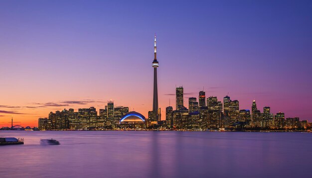 Het stadsbeeld van Toronto in de schemering met de CN Tower