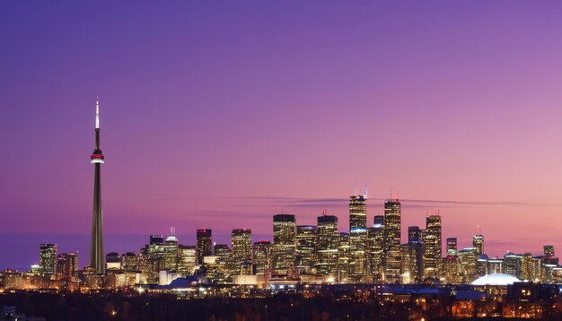 Het stadsbeeld van Toronto in de schemering met de CN Tower