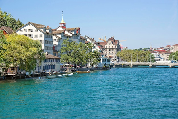 Het stadscentrum van Zürich en de Limmat-kade in de zomer, Zwitserland