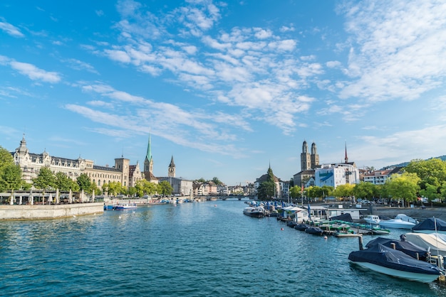 Het stadscentrum van Zürich met beroemde Fraumunster