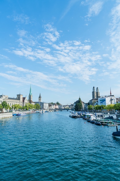 Het stadscentrum van Zürich met de beroemde Fraumunster- en Grossmunster-kerken en de rivier de Limmat