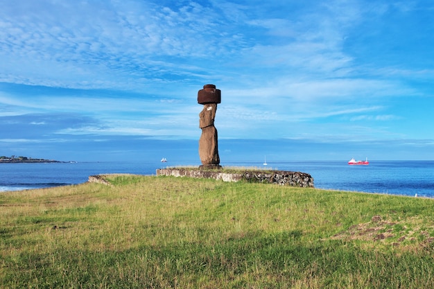 Het standbeeld Moai in Ahu Tahai op Paaseiland van Chili