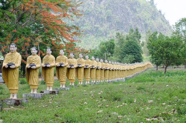 Foto het standbeeld van boedha bij wat tai ta ya monastery, payatongsu, hpayarthonesu, myanmar