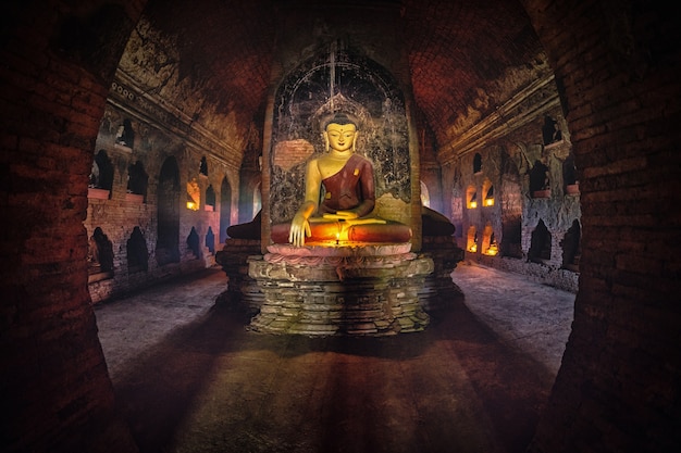 Het standbeeld van Boedha binnen oude pagode in Bagan, Myanmar.