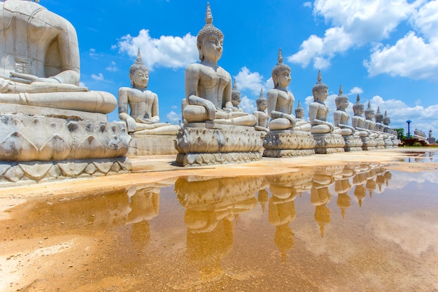 Het standbeeld van Boedha en blauwe hemel, Nakhon Si Thammarat Province, Thailand