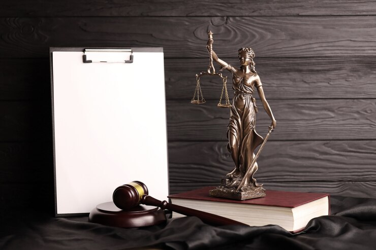 Foto het standbeeld van justitie op boek met lege map