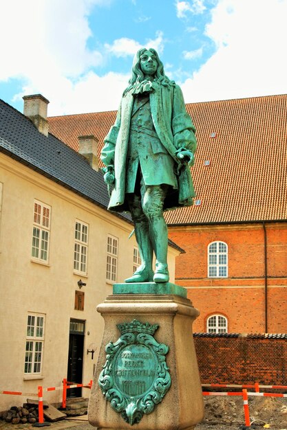 Het standbeeld van kanselier Peder Griffenfeld en een toren in Kopenhagen Denemarken