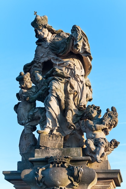 Het standbeeld van St. Ludmila met kleine Wenceslas op de Karelsbrug. Praag, Tsjechië