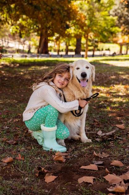 Het stellen van het meisje met haar hond