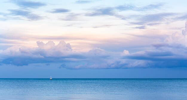 Het strand en de zee-oppervlakte met diepblauwe zee heldere hemel wolken landschap met oceaan kleine golven water reflectie kopie ruimte voor tekst illustratie voor toeristische website of advertentie Andamanzee Thailand