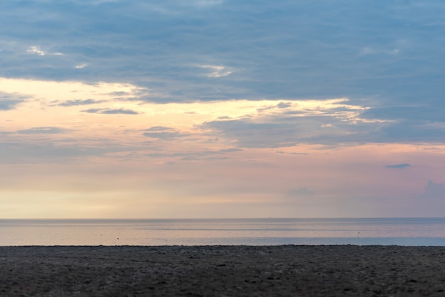 Het strand en het licht 's avonds