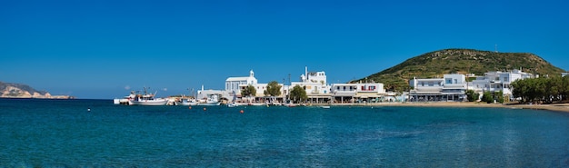 Het strand en het vissersdorp Pollonia in Milos, Griekenland