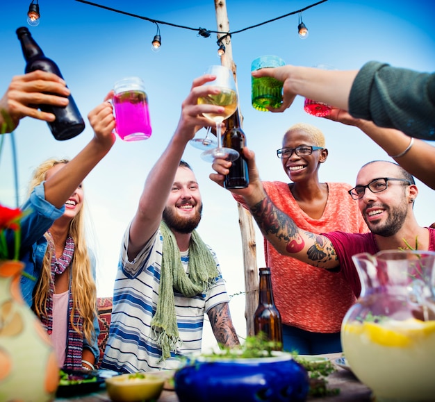 Foto het strand juicht viering vriendschap toe het concept van het de pretdiner van de zomer