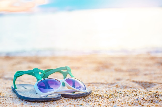 Het strand met toebehoren op zand, exemplaarruimte voor tekst. Concept van zomer ontspanning.