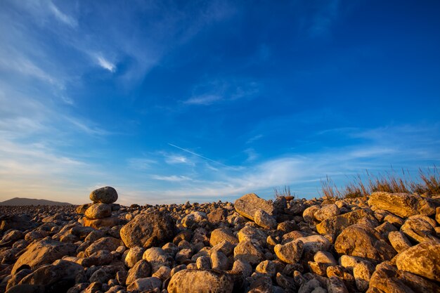 Het strand rollende stenen van Ibiza Cap des Falco in San Jose