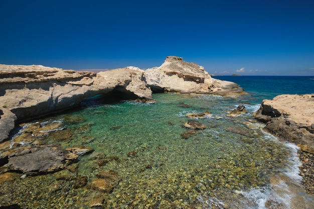 Het strand van Agios Konstantinos in Milos, Griekenland