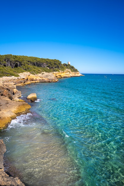 Het strand van Cala de roca Plana in Tarragona