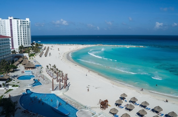 Het strand van cancun, mexico, caribisch gebied.