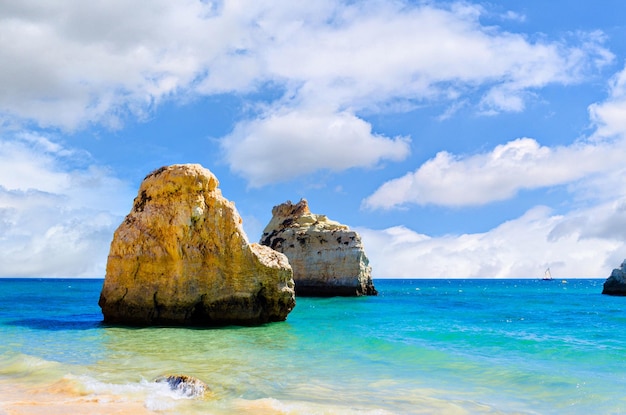 Het strand van de drie broers in Alvor, Algarve, Portugal.